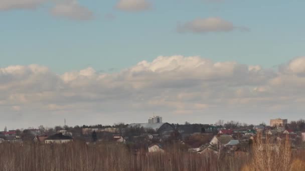 Wolken Schweben Abend Über Der Stadt — Stockvideo