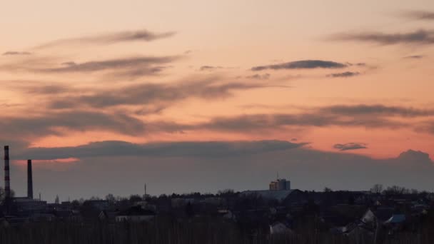 Nubes Flotan Sobre Ciudad Por Noche — Vídeos de Stock