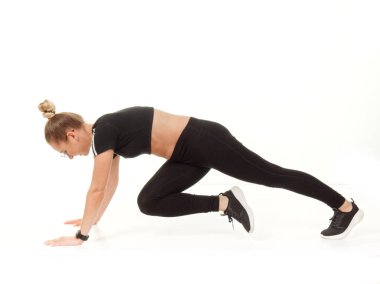 kız beyaz bir arka plan üzerinde Fitness yapıyor.