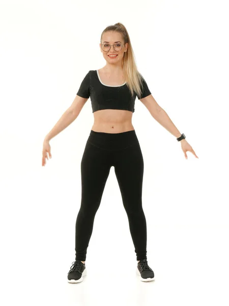 Flicka gör fitness på vit bakgrund. — Stockfoto