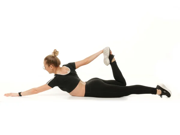 Flicka gör fitness på vit bakgrund. — Stockfoto