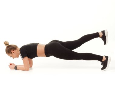 kız beyaz bir arka plan üzerinde Fitness yapıyor.