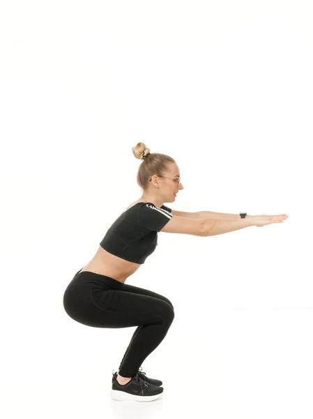 Meisje doet fitness op een witte achtergrond. — Stockfoto