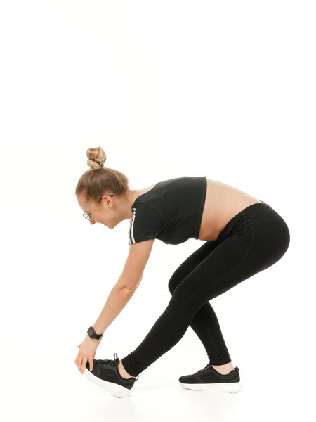 Meisje doet fitness op een witte achtergrond. — Stockfoto