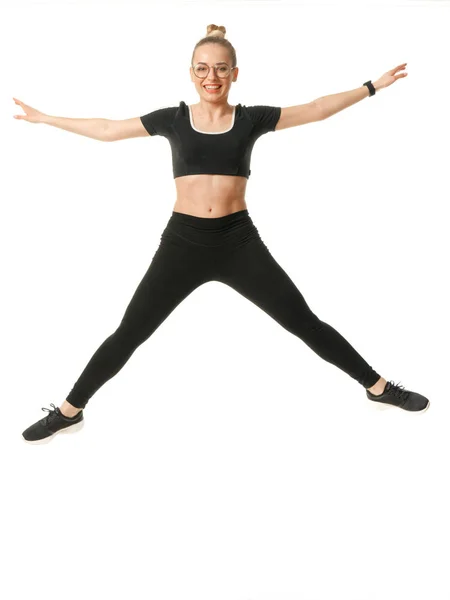 Chica haciendo fitness sobre un fondo blanco . — Foto de Stock