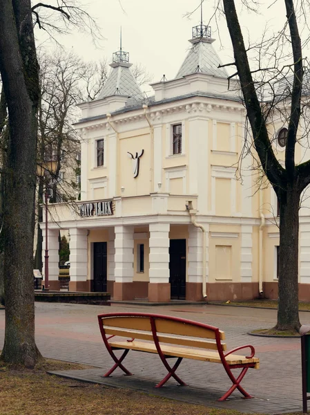 GRODNO, BÉLARO - 18 de marzo de 2019: Teatro de marionetas en la ciudad de Grodno . — Foto de Stock