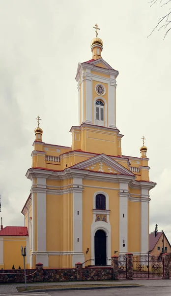 Brest, BELARO - 18 marzo 2019: Chiesa e chiesa a Ruzhany — Foto Stock