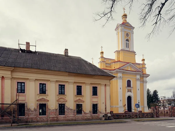 Brest, Wit-Rusland - 18 maart 2019: Kerk en de kerk in Ruzhany — Stockfoto