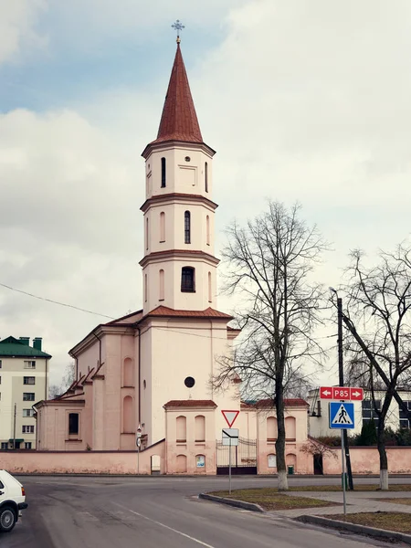 Brest, Wit-Rusland - 18 maart 2019: Kerk en de kerk in Ruzhany — Stockfoto