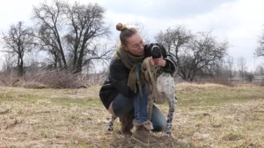 Kız baharda büyük bir kör köpek yürüyüş