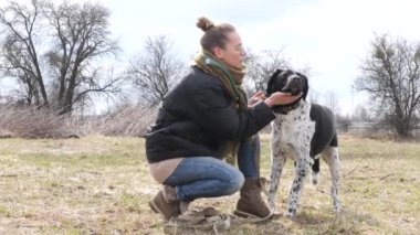 Kız baharda büyük bir kör köpek yürüyüş