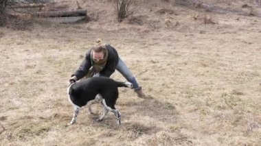 Kız baharda büyük bir kör köpek yürüyüş
