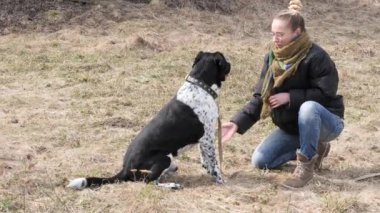 Kız baharda büyük bir kör köpek yürüyüş