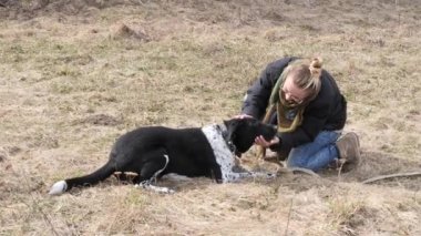 Kız baharda büyük bir kör köpek yürüyüş