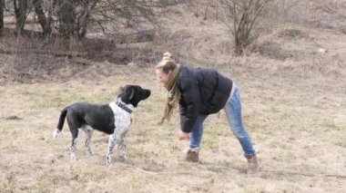 Kız baharda büyük bir kör köpek yürüyüş