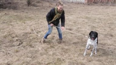 Kız baharda büyük bir kör köpek yürüyüş