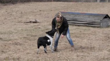Kız baharda büyük bir kör köpek yürüyüş