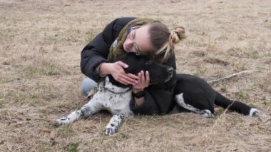 Kız baharda büyük bir kör köpek yürüyüş