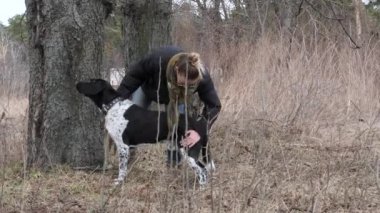 Kız baharda büyük bir kör köpek yürüyüş