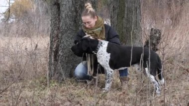 Kız baharda büyük bir kör köpek yürüyüş