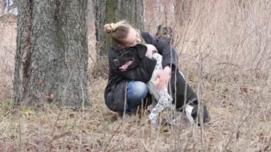 Kız baharda büyük bir kör köpek yürüyüş