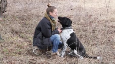 Kız baharda büyük bir kör köpek yürüyüş