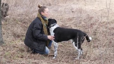Kız baharda büyük bir kör köpek yürüyüş