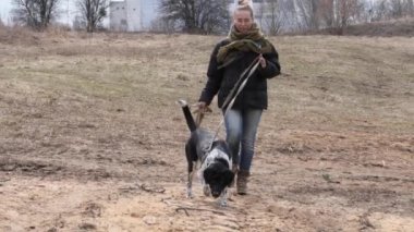 Kız baharda büyük bir kör köpek yürüyüş