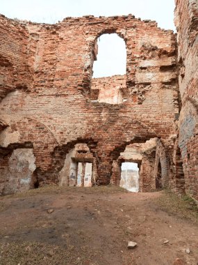 Brest, Belarus - 18 Mart 2019: Sapeg Ruzhany sarayda. eski bir kale kalıntıları