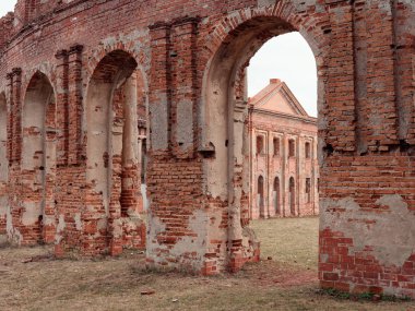 Brest, Belarus - 18 Mart 2019: Sapeg Ruzhany sarayda. eski bir kale kalıntıları