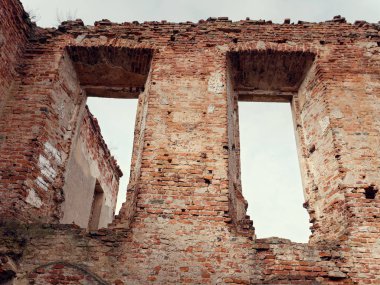 Brest, Belarus - 18 Mart 2019: Sapeg Ruzhany sarayda. eski bir kale kalıntıları