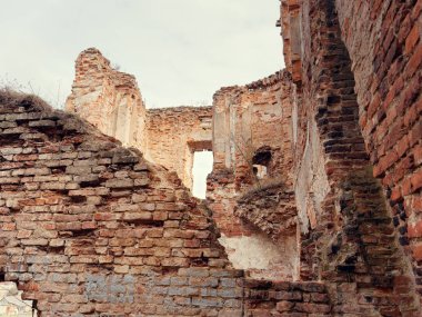 Brest, Belarus - 18 Mart 2019: Sapeg Ruzhany sarayda. eski bir kale kalıntıları