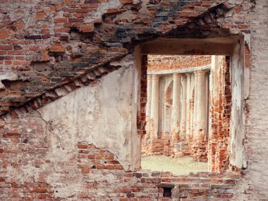 Brest, Belarus - 18 Mart 2019: Sapeg Ruzhany sarayda. eski bir kale kalıntıları