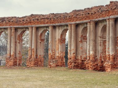 Brest, Belarus - 18 Mart 2019: Sapeg Ruzhany sarayda. eski bir kale kalıntıları