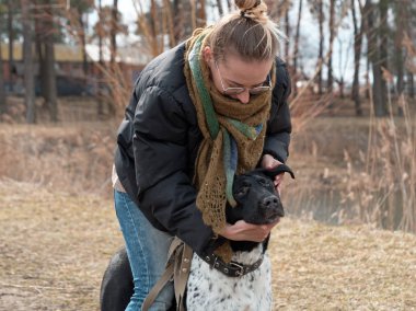 Kız baharda büyük bir kör köpek yürüyüş