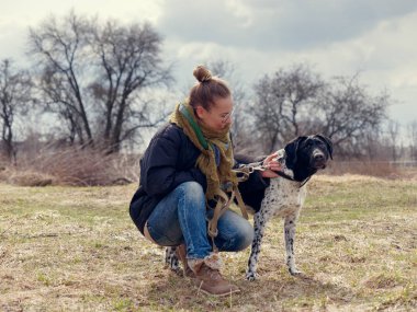 Kız baharda büyük bir kör köpek yürüyüş