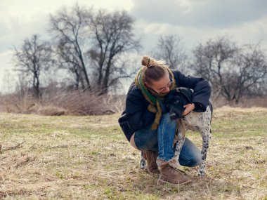 Kız baharda büyük bir kör köpek yürüyüş