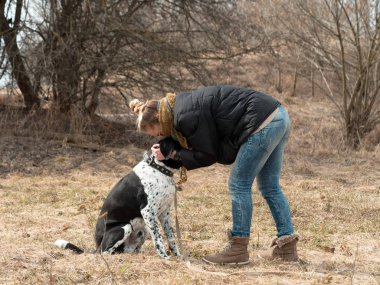 Kız baharda büyük bir kör köpek yürüyüş