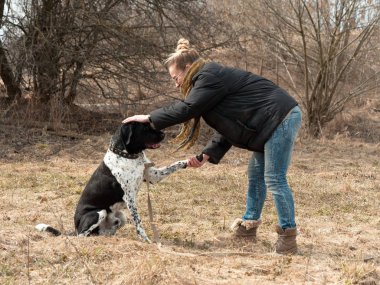 Kız baharda büyük bir kör köpek yürüyüş