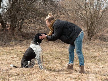 Kız baharda büyük bir kör köpek yürüyüş