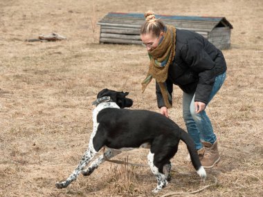 Kız baharda büyük bir kör köpek yürüyüş