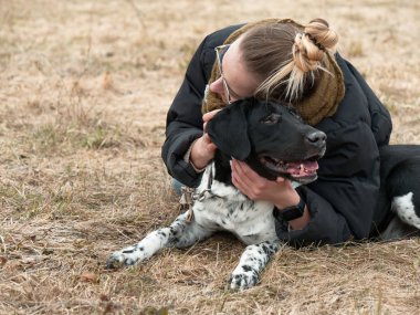 Kız baharda büyük bir kör köpek yürüyüş