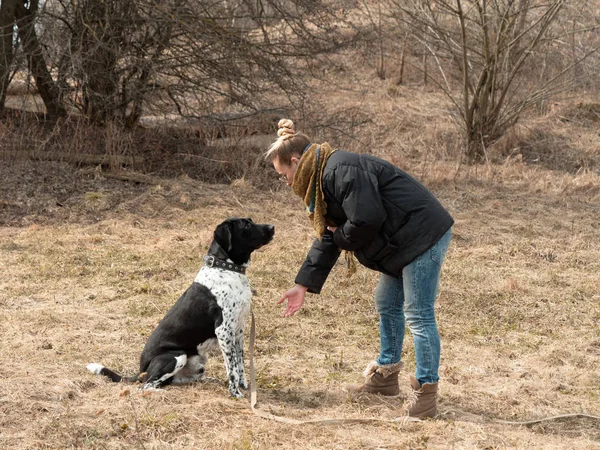 Mädchen geht im Frühling mit einem großen blinden Hund spazieren — Stockfoto