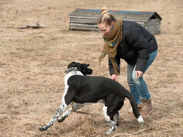 Mädchen geht im Frühling mit einem großen blinden Hund spazieren — Stockfoto