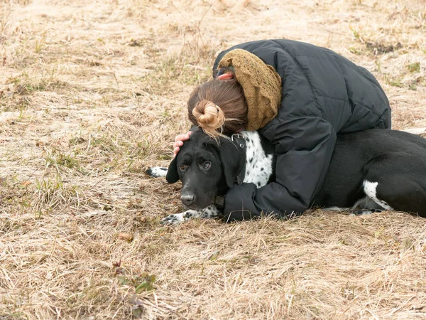 Mädchen geht im Frühling mit einem großen blinden Hund spazieren — Stockfoto