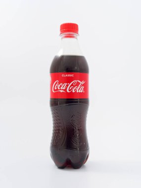 Gomel, Belarus-9 Nisan 2019: Coca Cola beyaz bir arka planda plastik bir şişe.