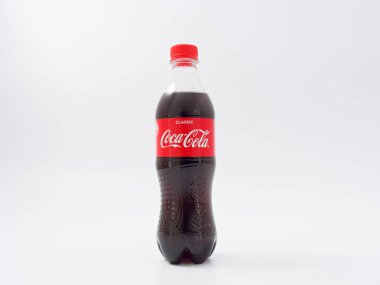 Gomel, Belarus-9 Nisan 2019: Coca Cola beyaz bir arka planda plastik bir şişe.