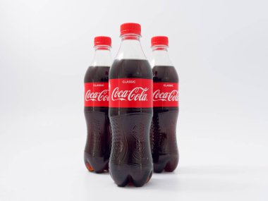 Gomel, Belarus-9 Nisan 2019: Coca Cola beyaz bir arka planda plastik bir şişe.