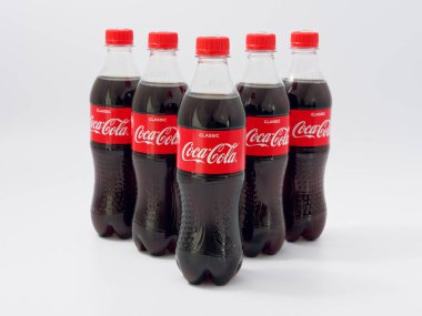 Gomel, Belarus-9 Nisan 2019: Coca Cola beyaz bir arka planda plastik bir şişe.