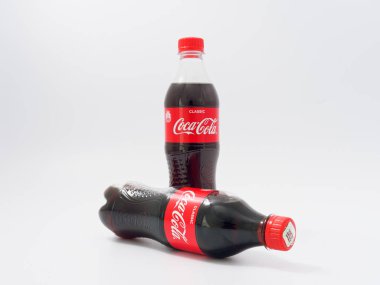 Gomel, Belarus-9 Nisan 2019: Coca Cola beyaz bir arka planda plastik bir şişe.